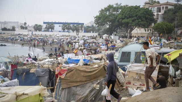 Varios inmigrantes acampados en la playa, a 5 de septiembre de 2026, en Ceuta