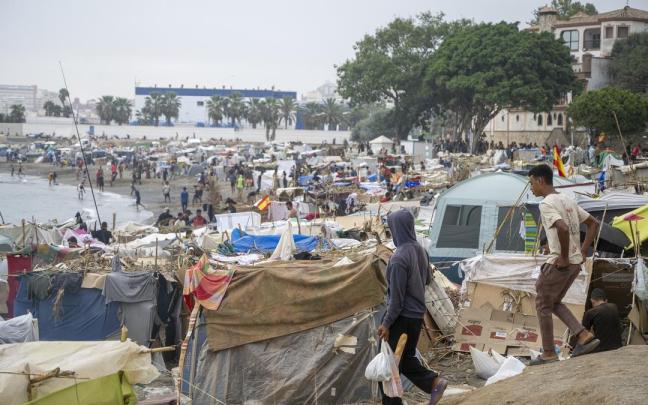 Varios inmigrantes acampados en la playa, a 5 de septiembre de 2026, en Ceuta