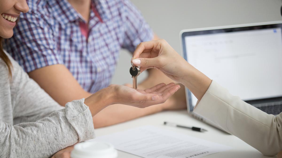 Pareja compra una vivienda