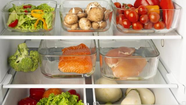 Alimentos en una nevera.