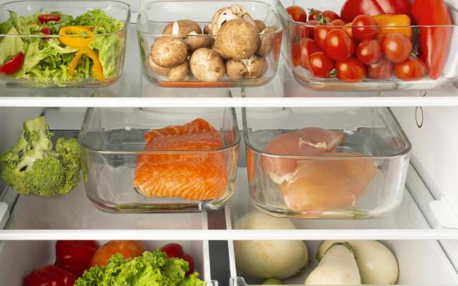 Alimentos en una nevera.