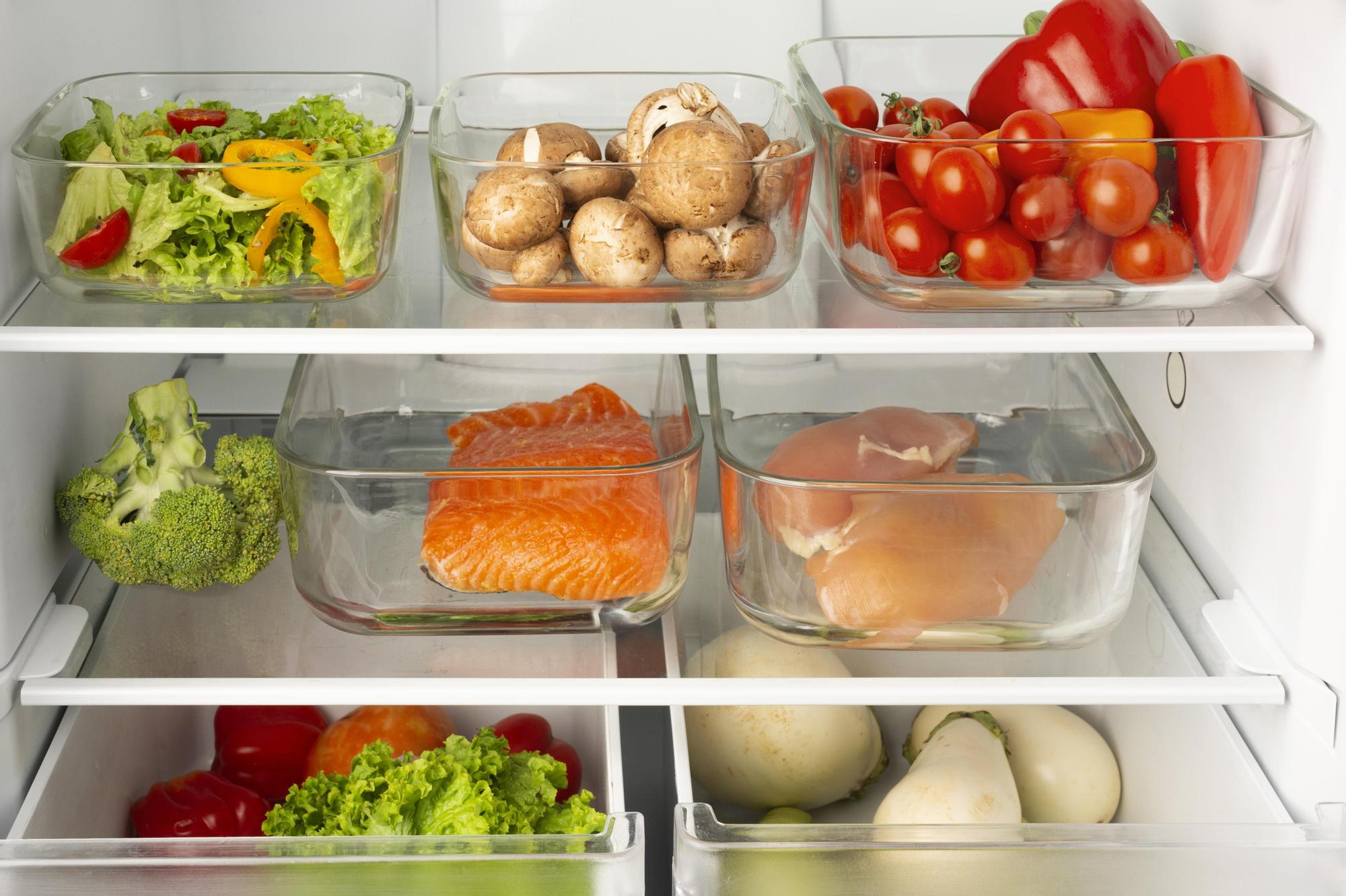 Alimentos en una nevera.