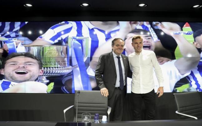 Jokin Aperribay, junto a Asier Illarramendi, en la rueda de prensa de su despedida. / JUAN HERRERO
