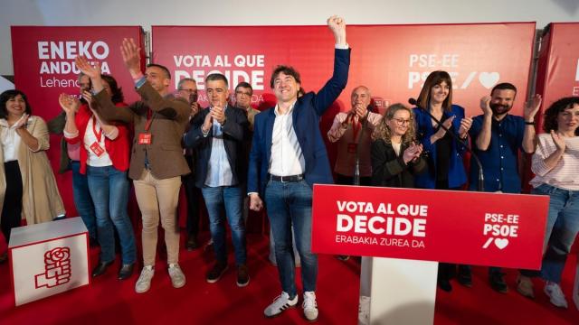 Eneko Andueza, rodeado de sus compañeros de partido, celebra el crecimiento del PSE, que le permite tener mayor poder de decisión en Lakua.
