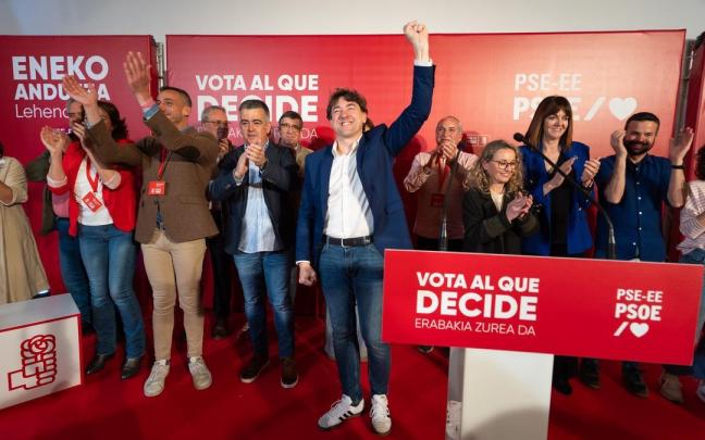 Eneko Andueza, rodeado de sus compañeros de partido, celebra el crecimiento del PSE, que le permite tener mayor poder de decisión en Lakua.