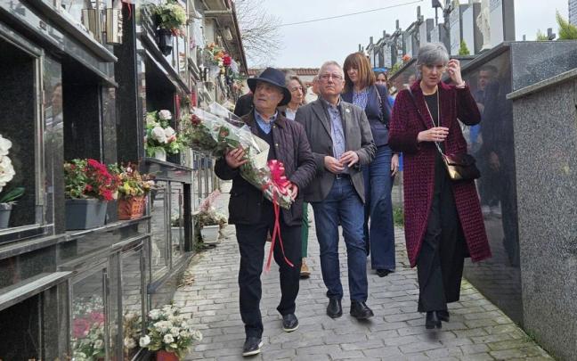 Los socialistas, encabezados por Asensio, ayer.