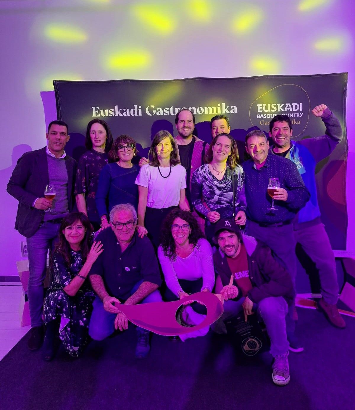 Personal técnico y empresas de Gorbeia celebrando el galardón