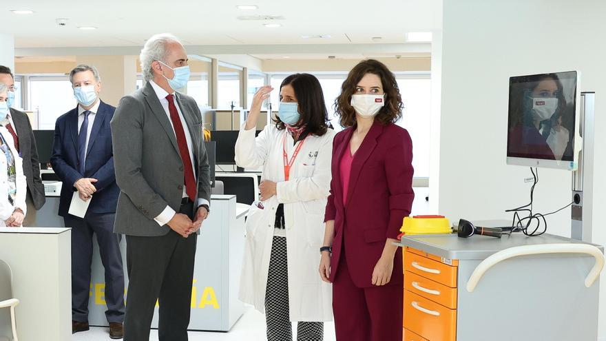 Ayuso y Enrique Ruiz Escudero, durante una visita a un centro hospitalario.