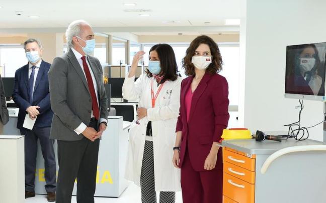 Ayuso y Enrique Ruiz Escudero, durante una visita a un centro hospitalario.