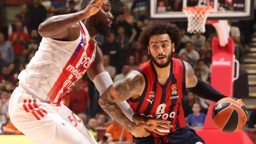 Howard trata de superar el marcaje de Bentil, durante el choque ante el Estrella Roja