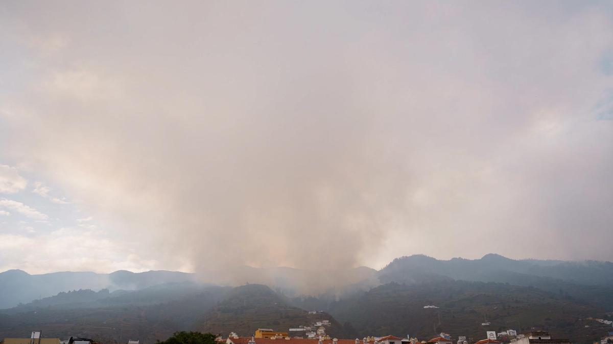 Los medios de extinción continúan trabajando para estabilizar el fuego de Tenerife