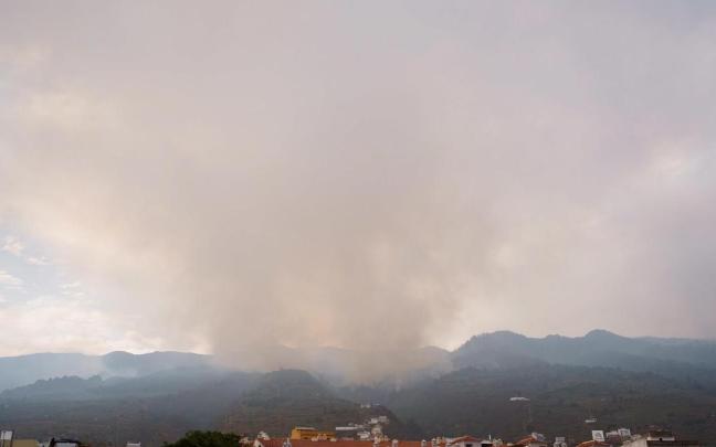 Los medios de extinción continúan trabajando para estabilizar el fuego de Tenerife Los medios de extinción continúan trabajando para estabilizar el fuego de Tenerife