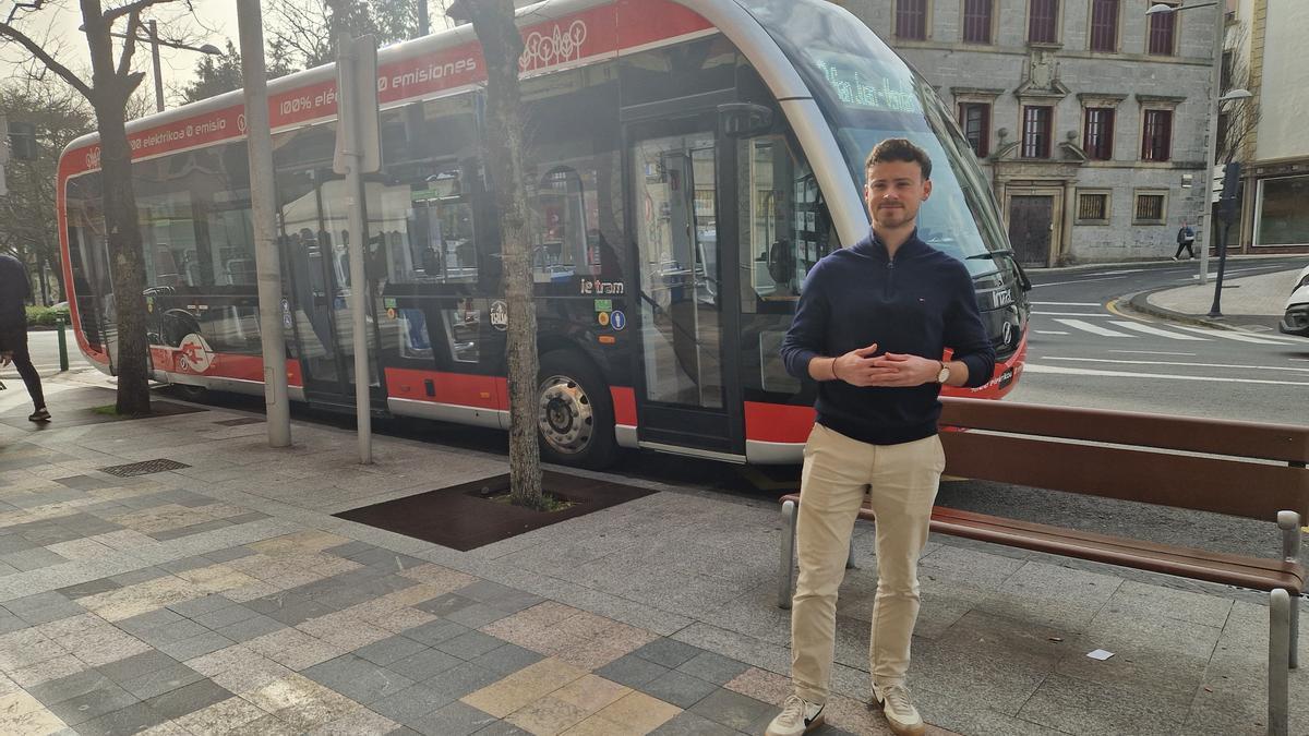 Sergio Javier, delegado de Movilidad Sostenible, valorando el servicio Irunbus.