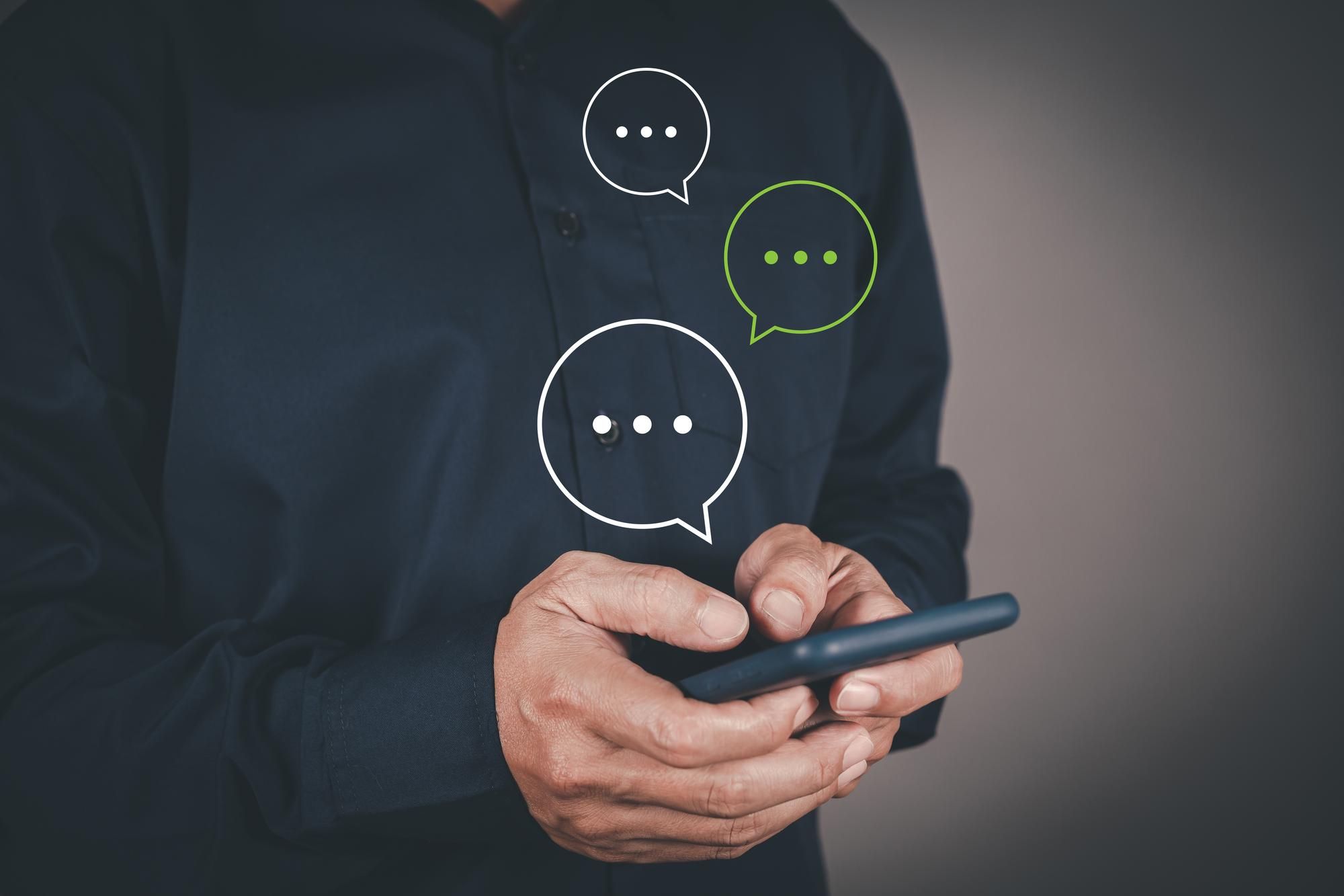 Un hombre interactúa con un asistente virtual.