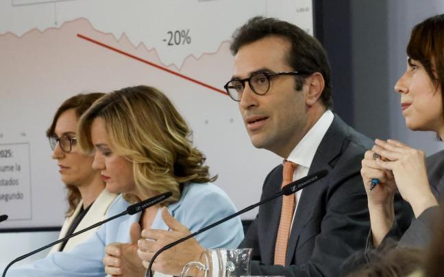 El ministro de Economía, Carlos Cuerpo, interviene durante la rueda posterior a la reunión del Consejo de Ministros.