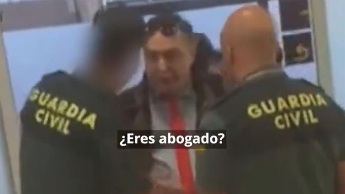 Los agentes de la Guardia Civil, con el turista.