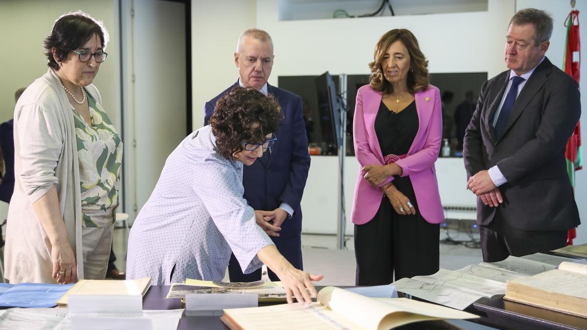 El lehendakari, Iñigo urkullu, junto a los consejeros Zupiria y Garamendi escuchan las explicaciones del Archivo Administrativo del Gobierno vasco al Archivo Histórico de Euskadi.