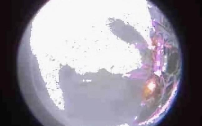 Fotografía divulgada por Intuitive Machines donde se muestra la superficie lunar tomada durante el descenso vertical del módulo Odiseo. / EFE Fotografía divulgada por Intuitive Machines donde se muestra la superficie lunar tomada durante el descenso vertical del módulo Odiseo.