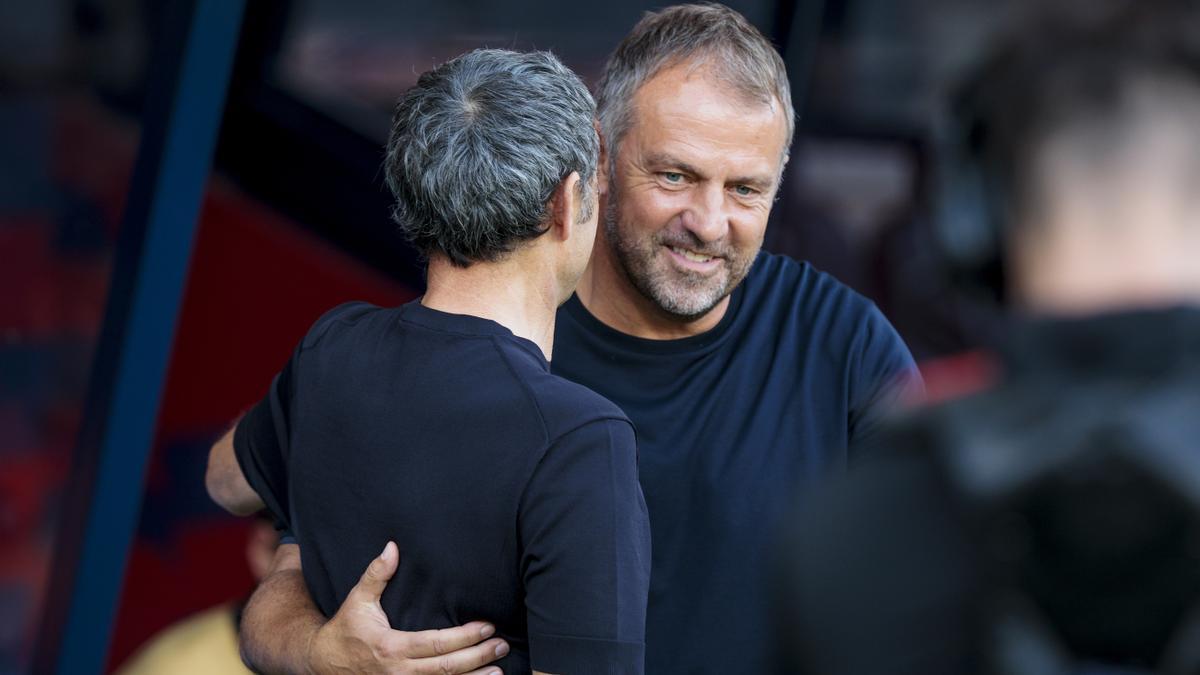 Hansi Flick se saluda con Ernesto Valverde, el único que ha anunciado que no seguirá en su cargo.