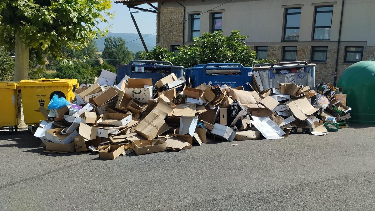 Zona de contenedores de basura en un pueblo de Mendialdea