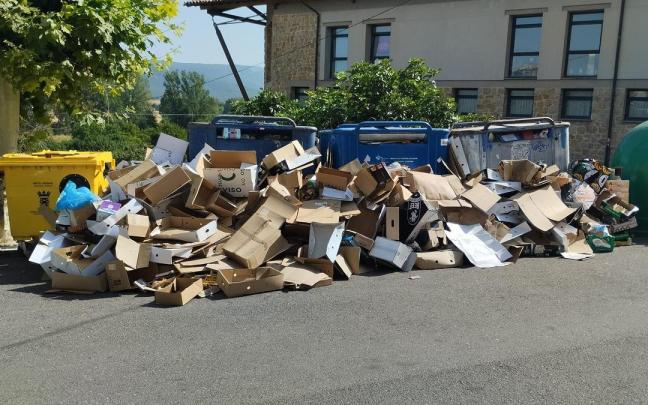 Zona de contenedores de basura en un pueblo de Mendialdea / Cuadrilla de Montaña Alavesa Zona de contenedores de basura en un pueblo de Mendialdea