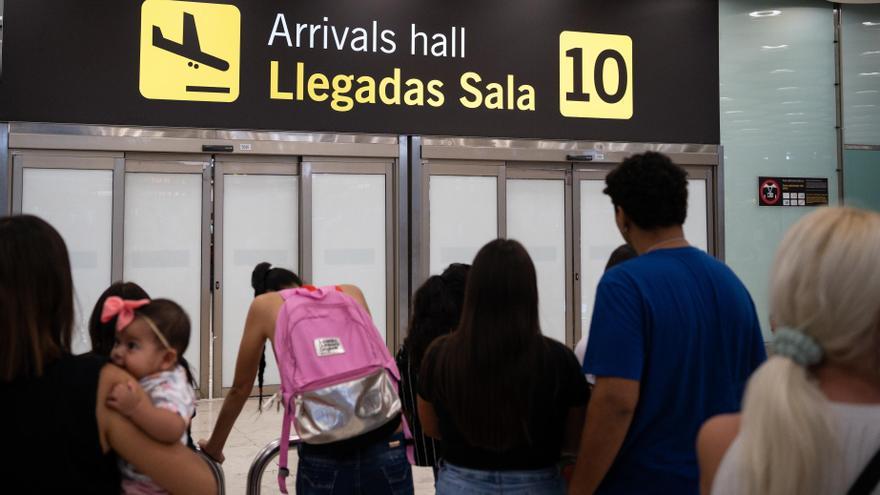 Varias personas esperan la llegada de pasajeros en la T4 del Aeropuerto Adolfo Suárez Madrid-Barajas.