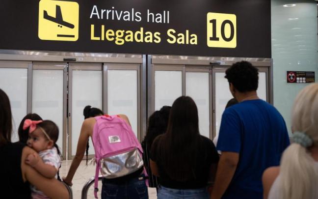 Varias personas esperan la llegada de pasajeros en la T4 del Aeropuerto Adolfo Suárez Madrid-Barajas. Varias personas esperan la llegada de pasajeros en la T4 del Aeropuerto Adolfo Suárez Madrid-Barajas.