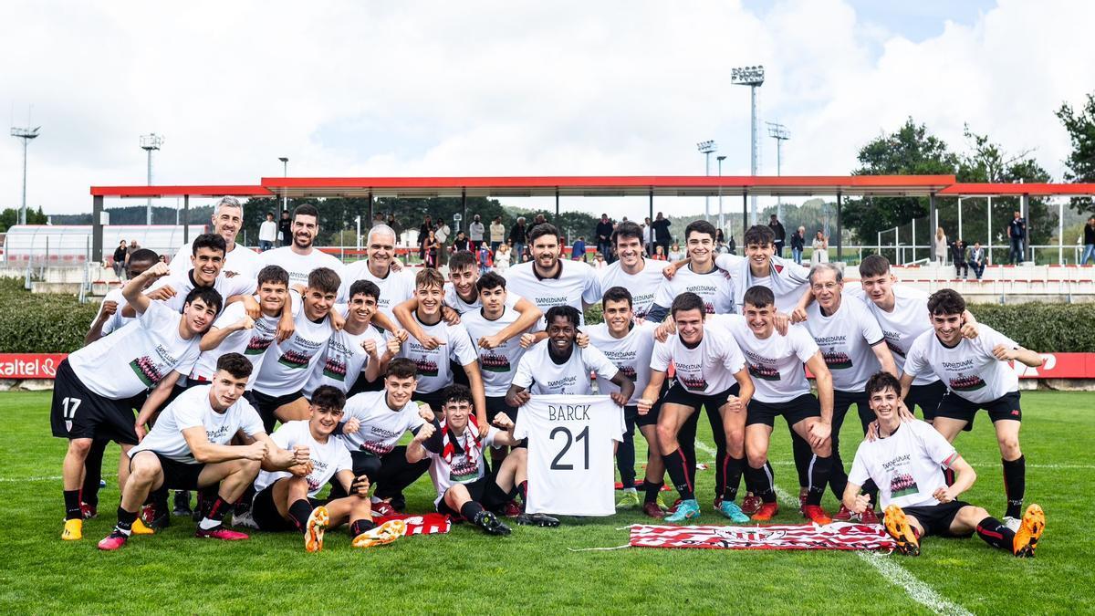 Los jugdores del Athletic juvenil festejan en Lezama la conquista del título de liga