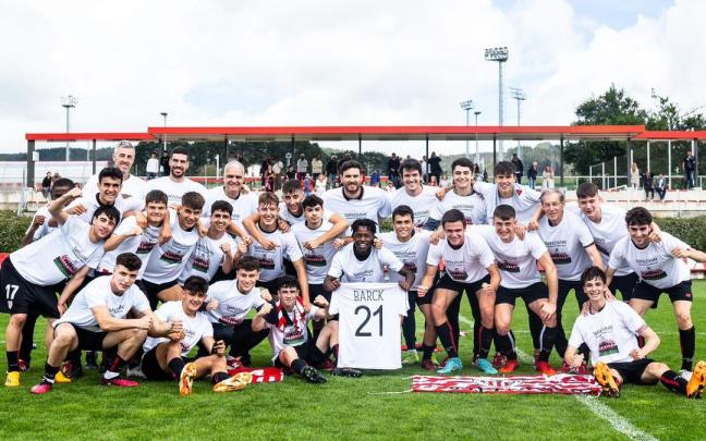 Los jugdores del Athletic juvenil festejan en Lezama la conquista del título de liga