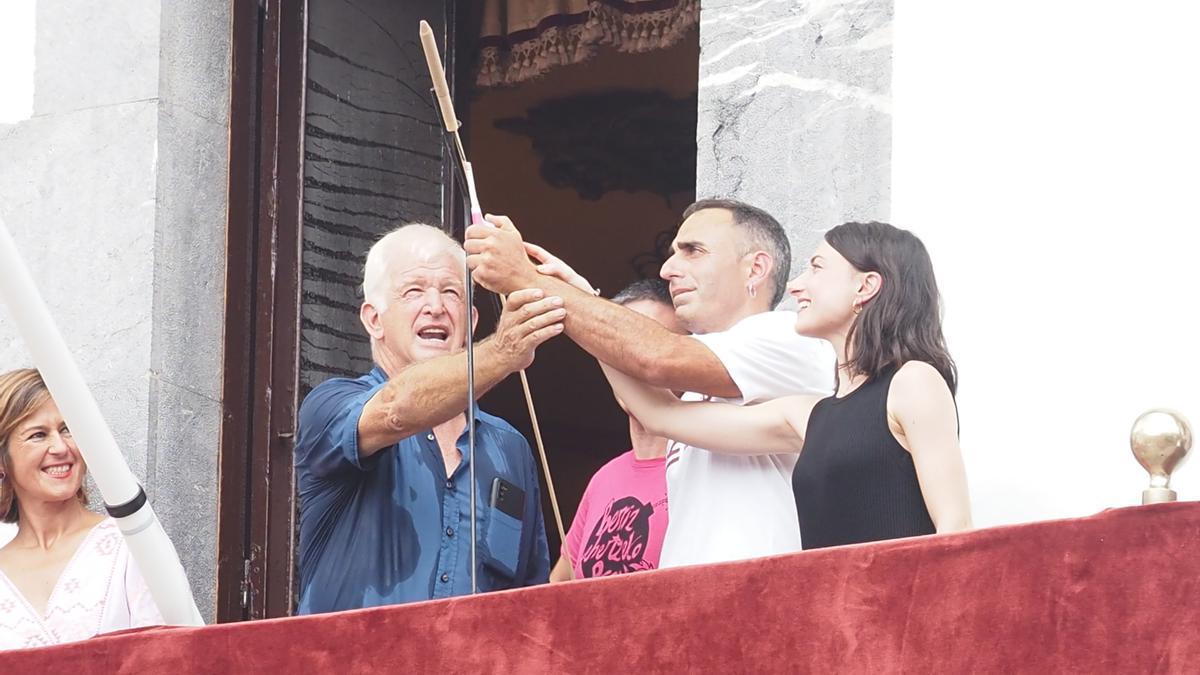Las baserritarras de la Azoka Plaza fueron los primeros en lanzar el chupinazo tras ser elegidos por votación popular en 2024.
