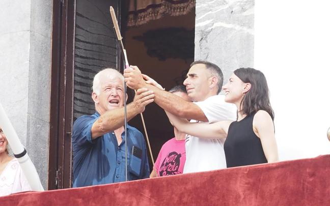 Las baserritarras de la Azoka Plaza fueron los primeros en lanzar el chupinazo tras ser elegidos por votación popular en 2024.