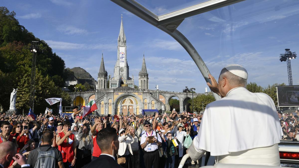 El Papa saluda a la multitud congregada en el santuario de Lourdes.