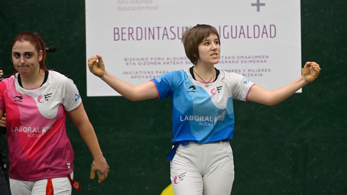 Amaia Alday y Goiuri Zabaleta durante la final del Cuatro y Medio femenino.