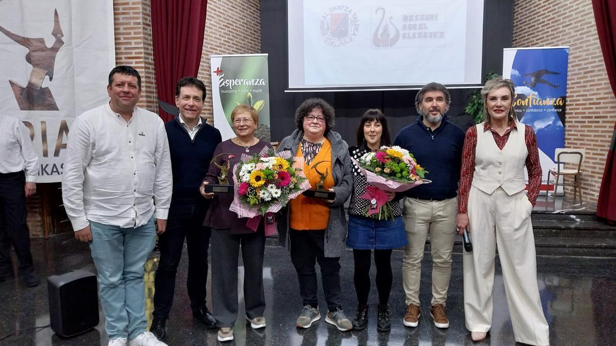 Los galardonados con los premios Ixatxak con el alcalde de Basauri y la organización