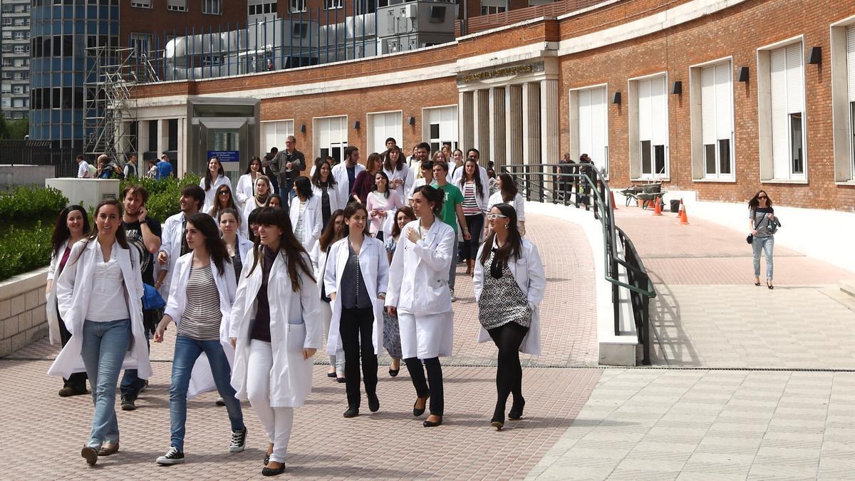 Un grupo de médicos residentes a las puertas del Hospital de Cruces.