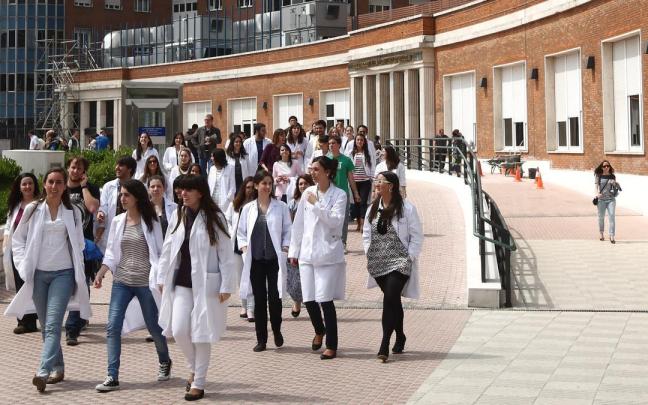Un grupo de médicos residentes a las puertas del Hospital de Cruces.