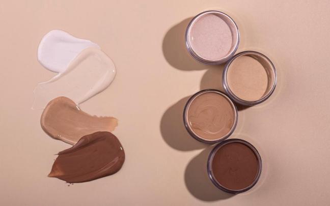Frascos con bases de maquillaje de distintos tonos. Frascos con bases de maquillaje de distintos tonos.