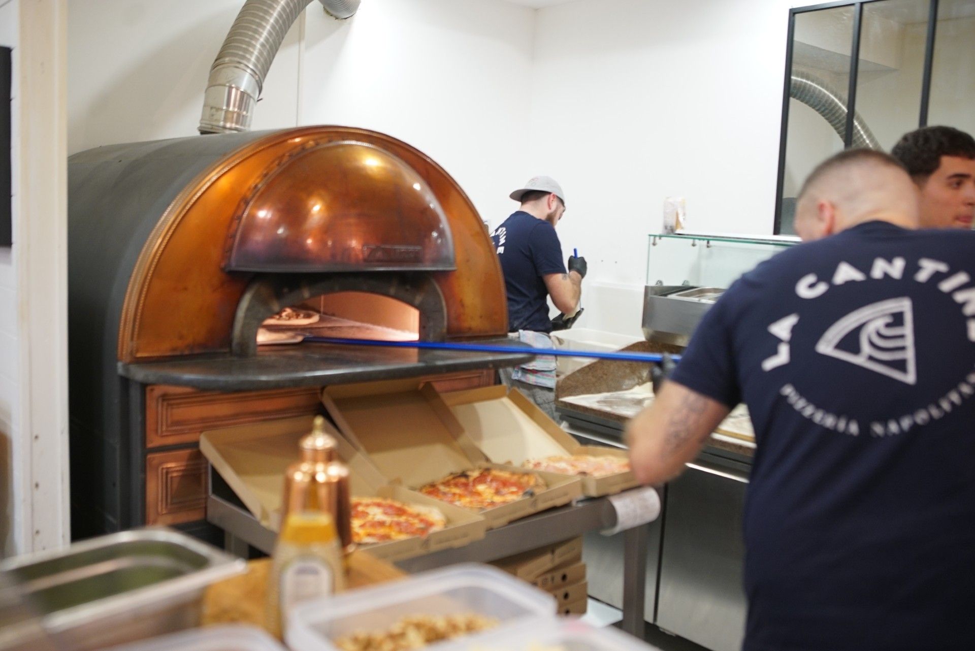 El horno de cobre en el que se cocinan las pizzas de La Cantine.