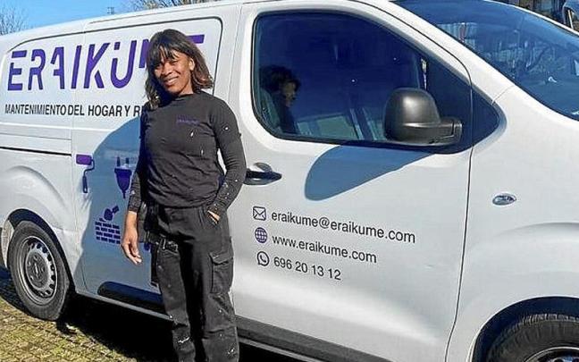 Rita Oyana posando junto a la furgoneta de Eraikume.