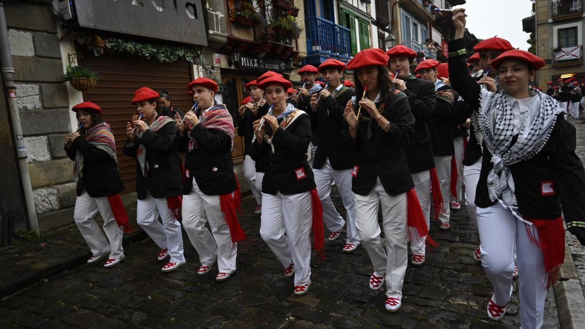 La compañía Jaizkibel desfilando el pasado año en Hondarribia