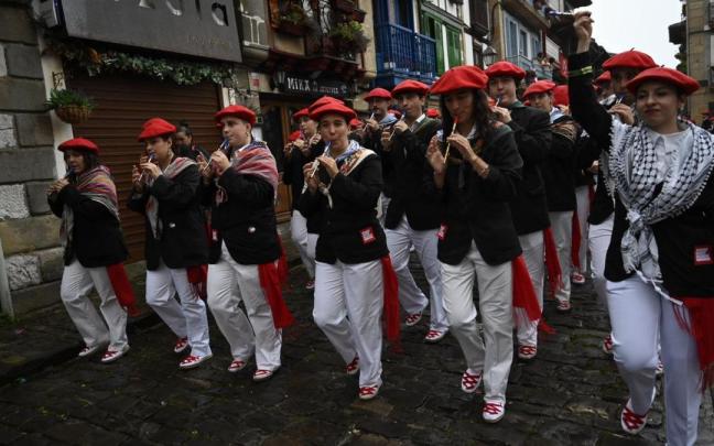 La compañía Jaizkibel desfilando el pasado año en Hondarribia