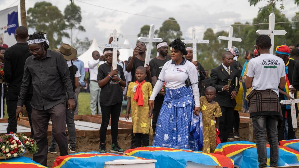 Funerales por las víctimas del bombardeo al campo de Mugunga, en Kivu Norte.