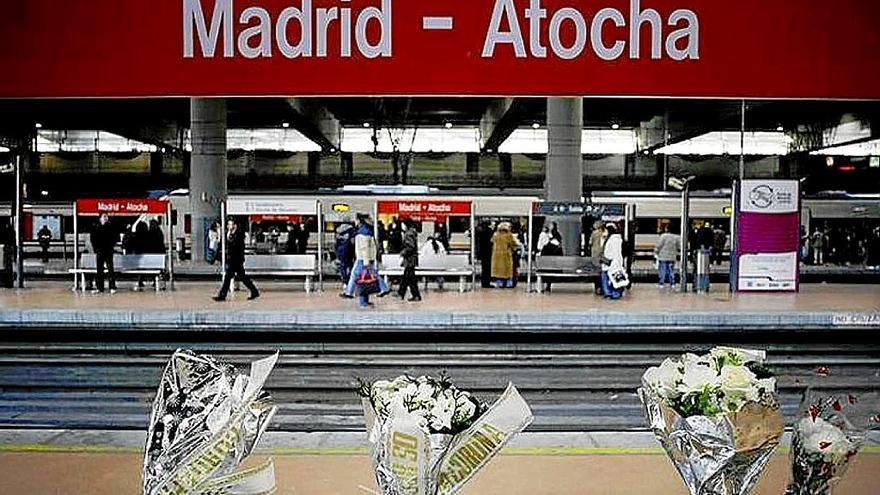 Ramos de flores recuerdan el atentado de Al Qaeda en la estación de Atocha. | FOTO: E. PRESS