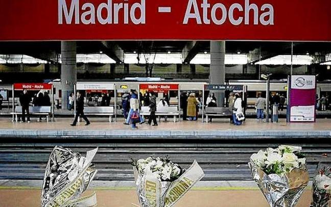 Ramos de flores recuerdan el atentado de Al Qaeda en la estación de Atocha. | FOTO: E. PRESS Ramos de flores recuerdan el atentado de Al Qaeda en la estación de Atocha. | FOTO: E. PRESS