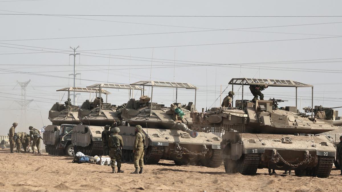 Soldados y vehículos militares de Israel en la ciudad de Sederot, cerca del norte de la Franja de Gaza.