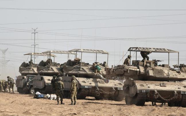 Soldados y vehículos militares de Israel en la ciudad de Sederot, cerca del norte de la Franja de Gaza. Soldados y vehículos militares de Israel en la ciudad de Sederot, cerca del norte de la Franja de Gaza.