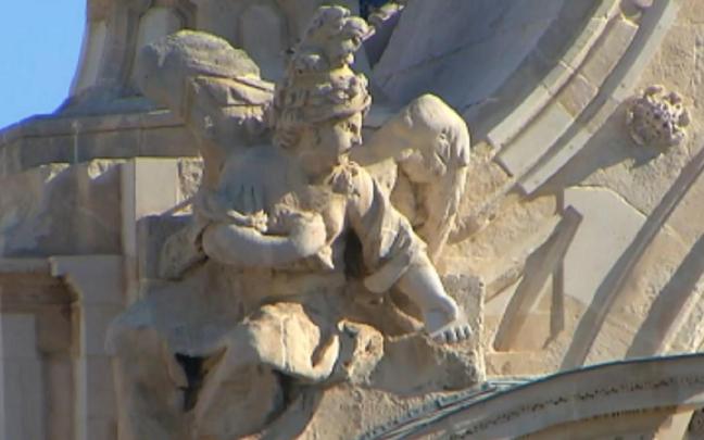 El arcángel con el teléfono móvil.