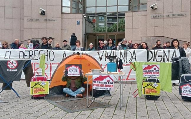 Colectivos sociales y sindicales de Barakaldo protestan contra los desahucios. / EP Colectivos sociales y sindicales de Barakaldo protestan contra los desahucios.