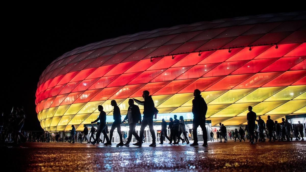 Fans saliendo del estadio Allianz Arena, en Munich