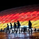 Fans saliendo del estadio Allianz Arena, en Munich